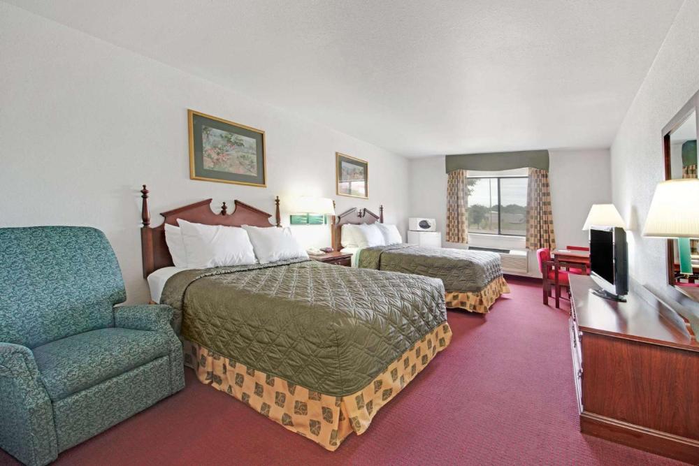 Queen Room with Two Queen Beds - Non-Smoking interior